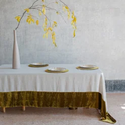 Tovaglia in lino naturale oro con bordo in velluto