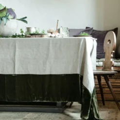 Tovaglia in lino naturale verde con bordo in velluto