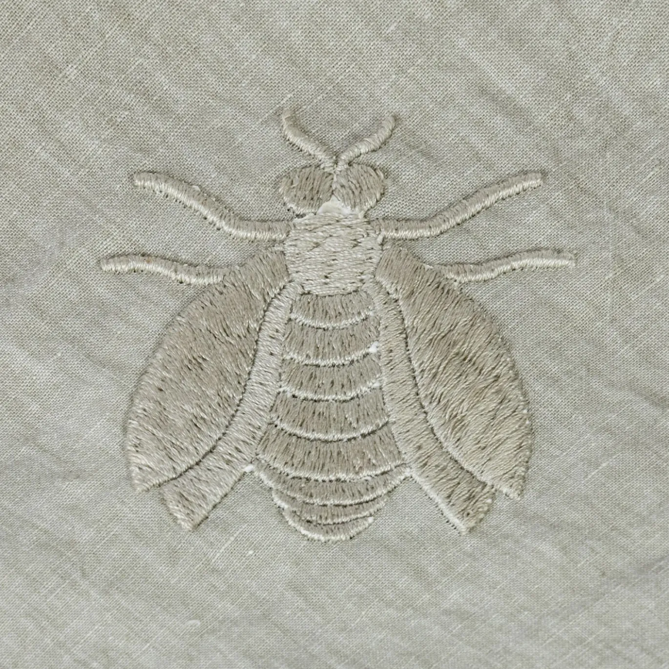 Tovaglia ricamata con ape grande grigia Dunans III