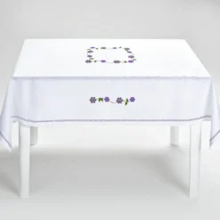Tovaglia ricamata Margherita Viola in lino