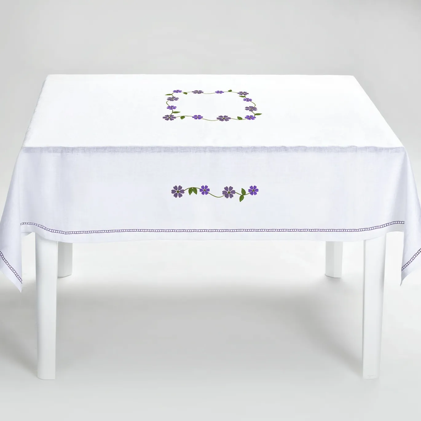 Tovaglia ricamata Margherita Viola in lino