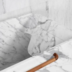 Vasca da bagno in marmo Monolithos con porta asciugamani in legno
