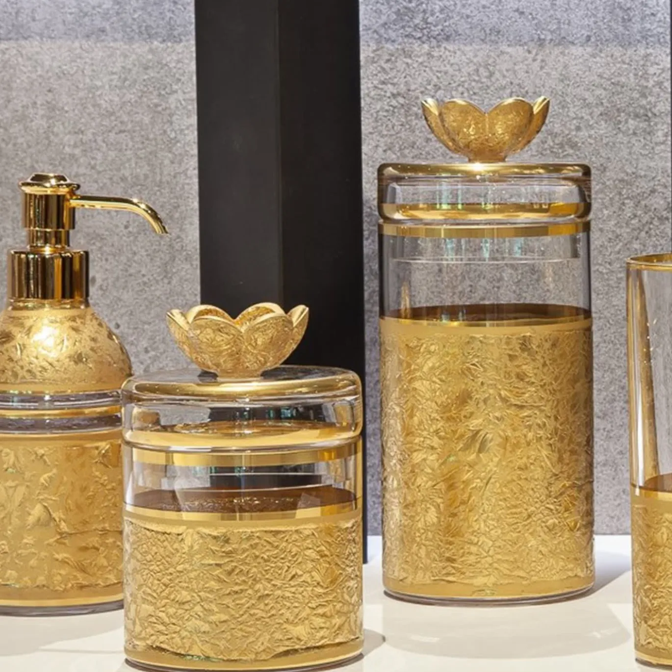 Vaso con coperchio in vetro con base ispirata a Michelangelo