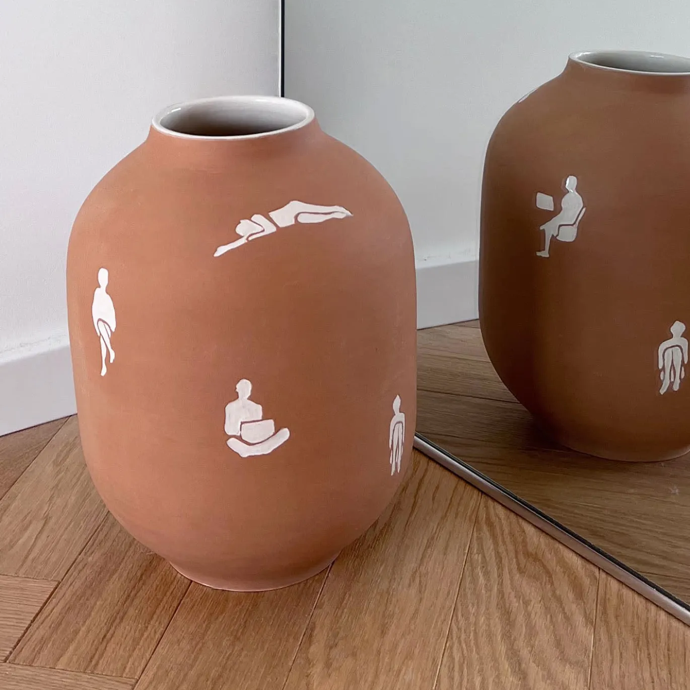 Vaso con Figure Vaso bianco e beige