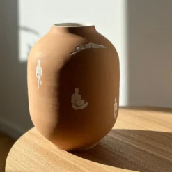 Vaso con Figure Vaso bianco e beige