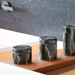 Vaso di vetro basso nero ispirato al marmo di Portoro con coperchio