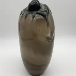 Vaso in ambra scura The Eye di Toso Cristiano