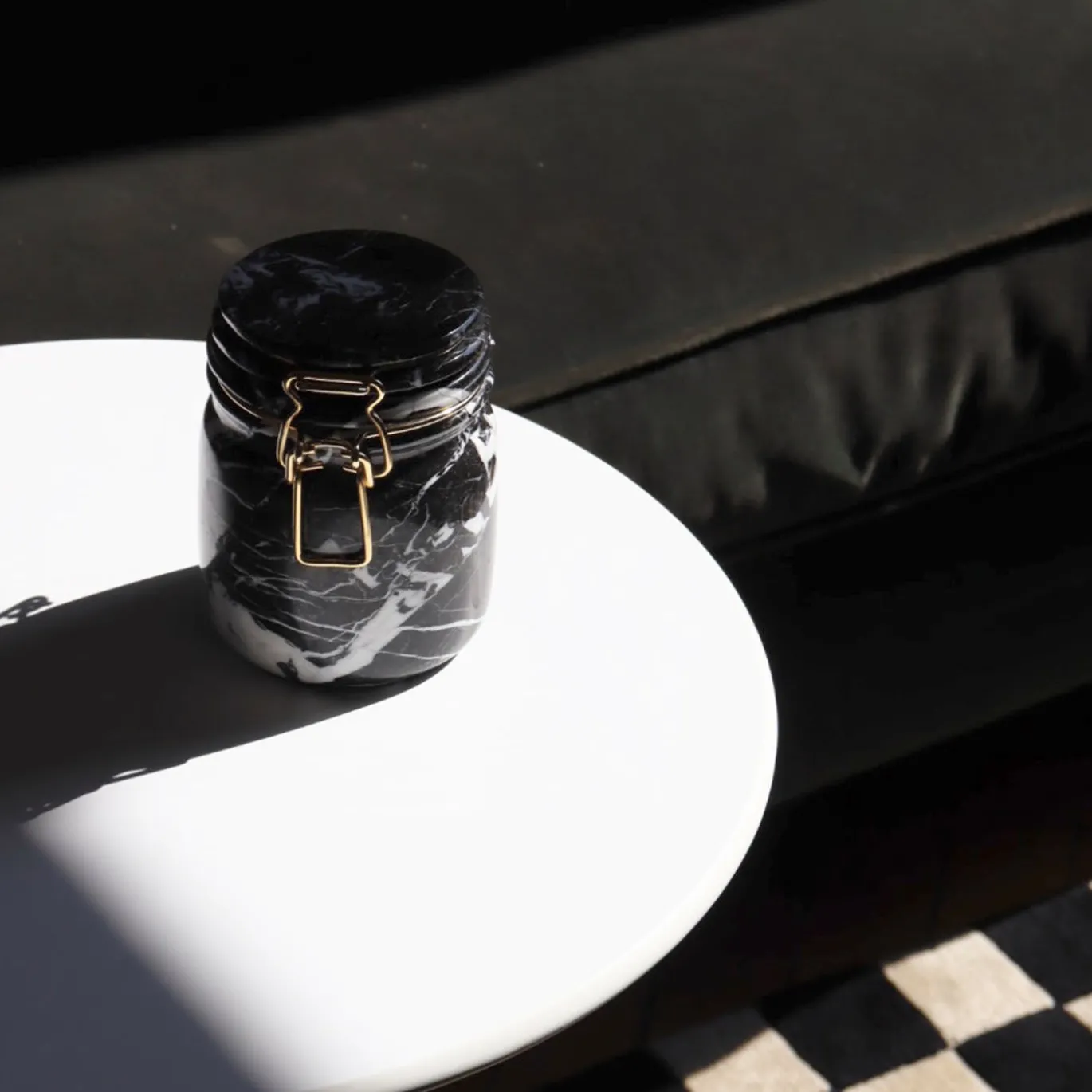 Vaso Miss Marble in marmo Portoro di Lorenza Bozzoli