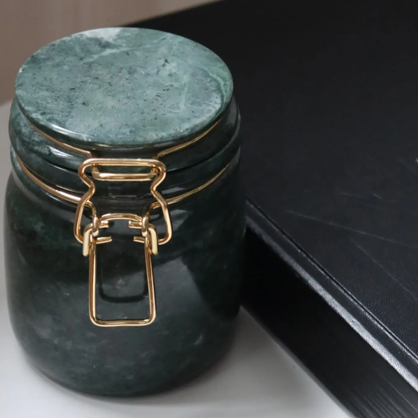 Vaso Miss Marble in marmo verde del Guatemala di Lorenza Bozzoli