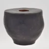 Vaso nero con bocca piatta