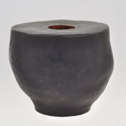 Vaso nero con bocca piatta