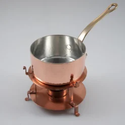 Vaso piccolo in rame con piedistallo e coperchio