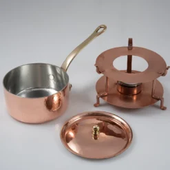 Vaso piccolo in rame con piedistallo e coperchio