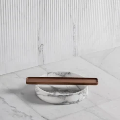 Vassoio in marmo sotterraneo con inserto in legno