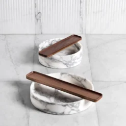 Vassoio in marmo sotterraneo con inserto in legno