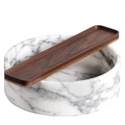 Vassoio in marmo sotterraneo con inserto in legno