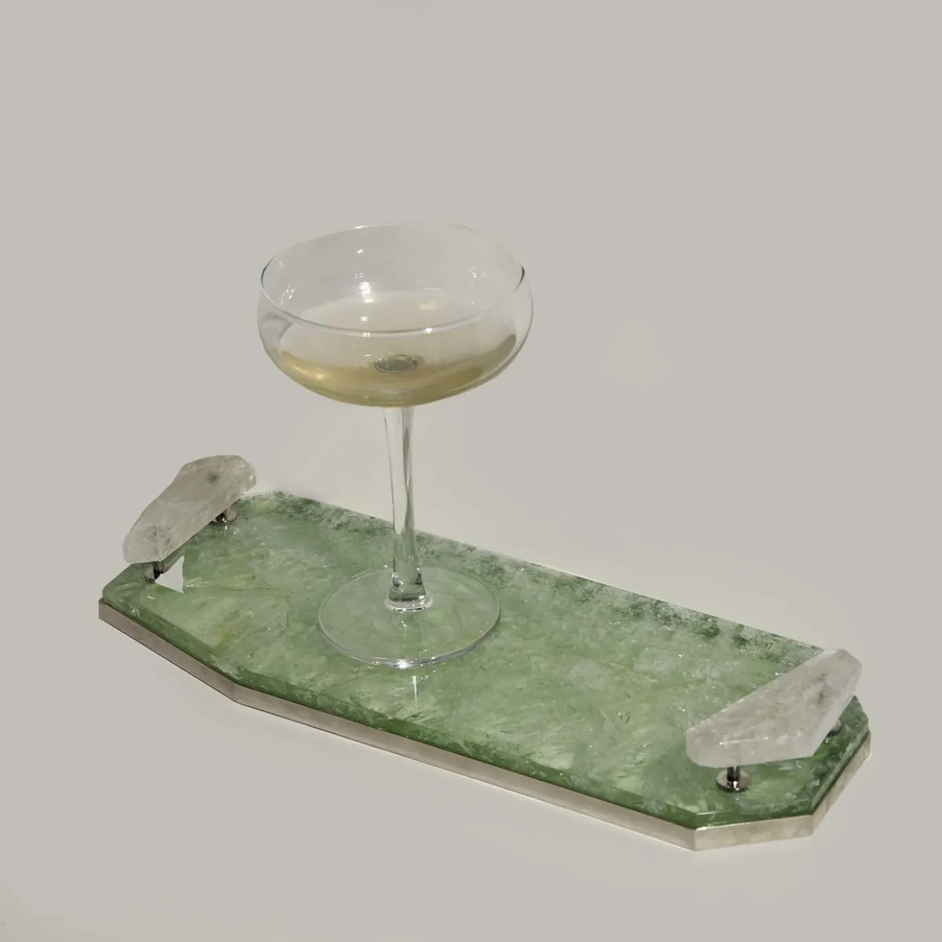 Vassoio in ottone con quarzo verde e ialino