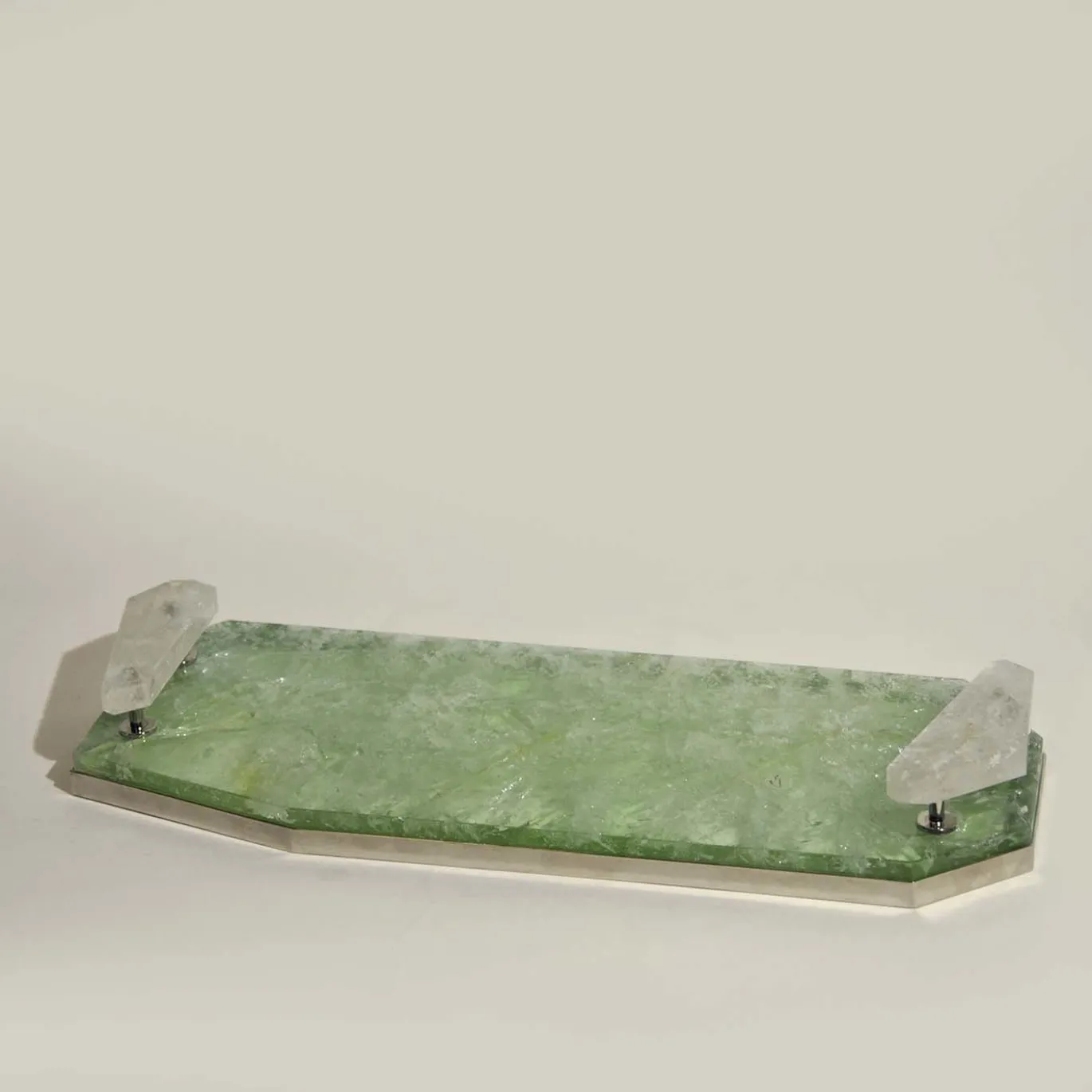Vassoio in ottone con quarzo verde e ialino
