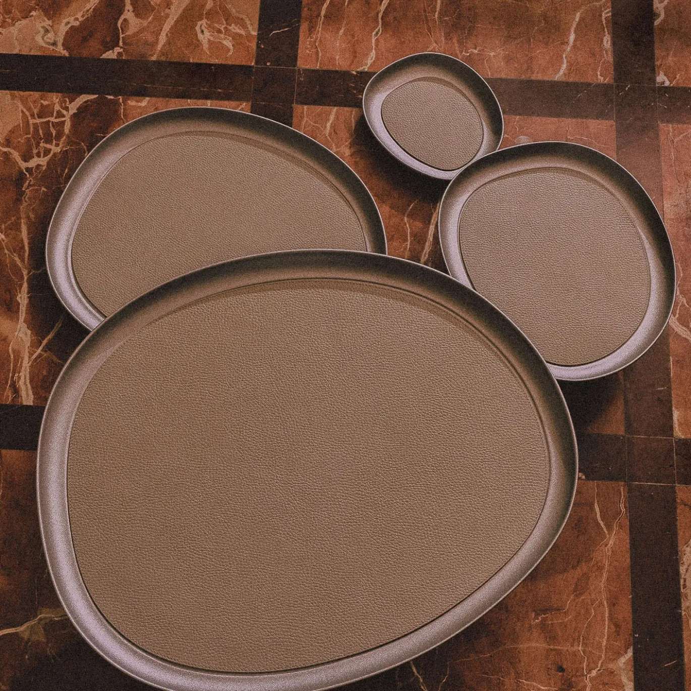 Vassoio rialzato rotondo beige grande Maris di Kelly Wearstler