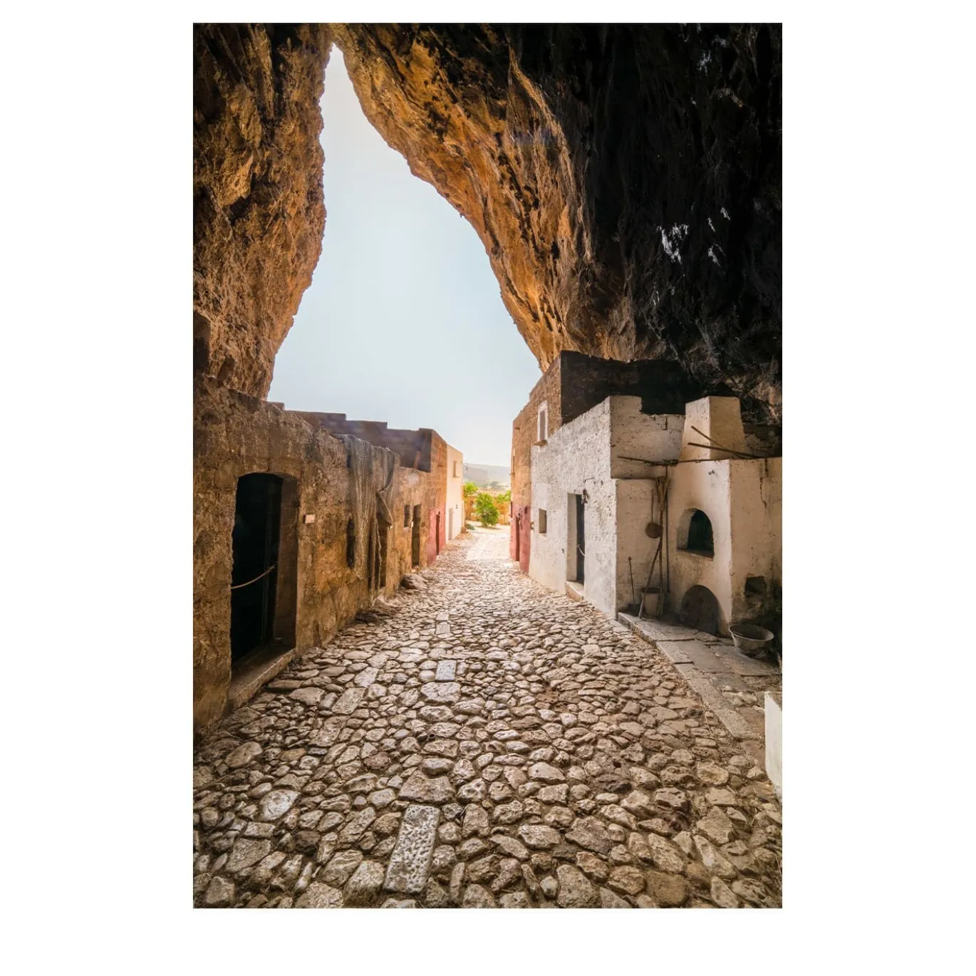 Villaggio all'interno della montagna Stampa fotografica