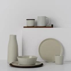Zuccheriera in ceramica con coperchio in legno e piccole tazze in ceramica