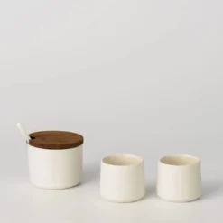 Zuccheriera in ceramica con coperchio in legno e piccole tazze in ceramica