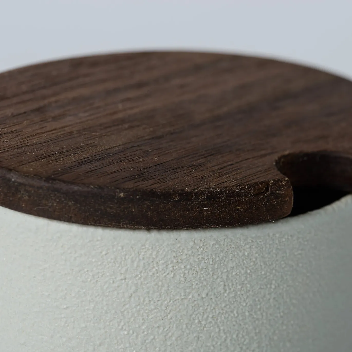 Zuccheriera in ceramica con coperchio in legno e piccole tazze in ceramica