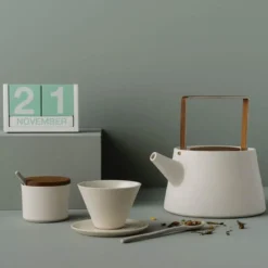 Zuccheriera in ceramica con coperchio in legno e piccole tazze in ceramica
