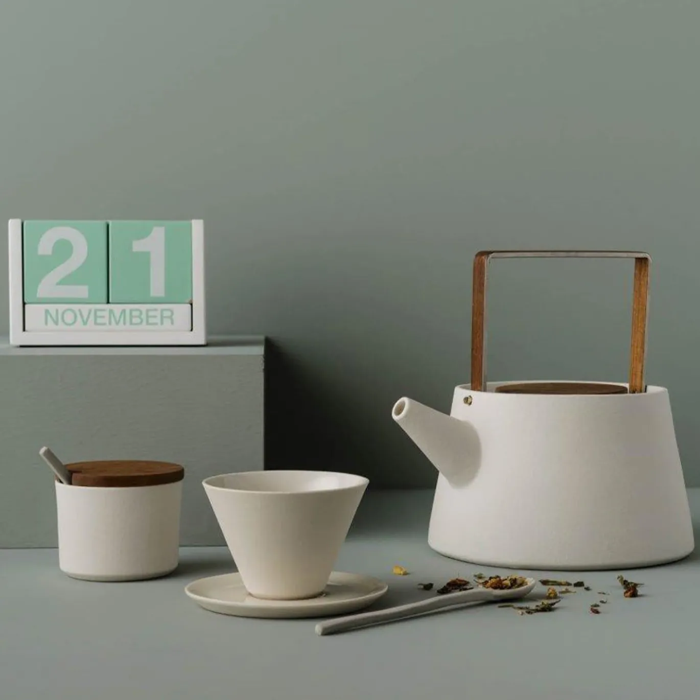 Zuccheriera in ceramica con coperchio in legno e piccole tazze in ceramica